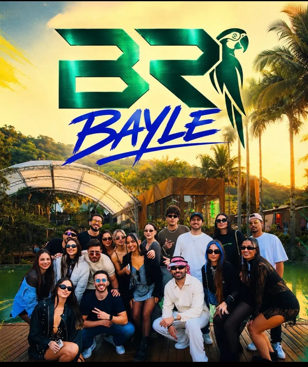 A turma Brazilian Bayle reunida de dia, com a marca sobre a paisagem